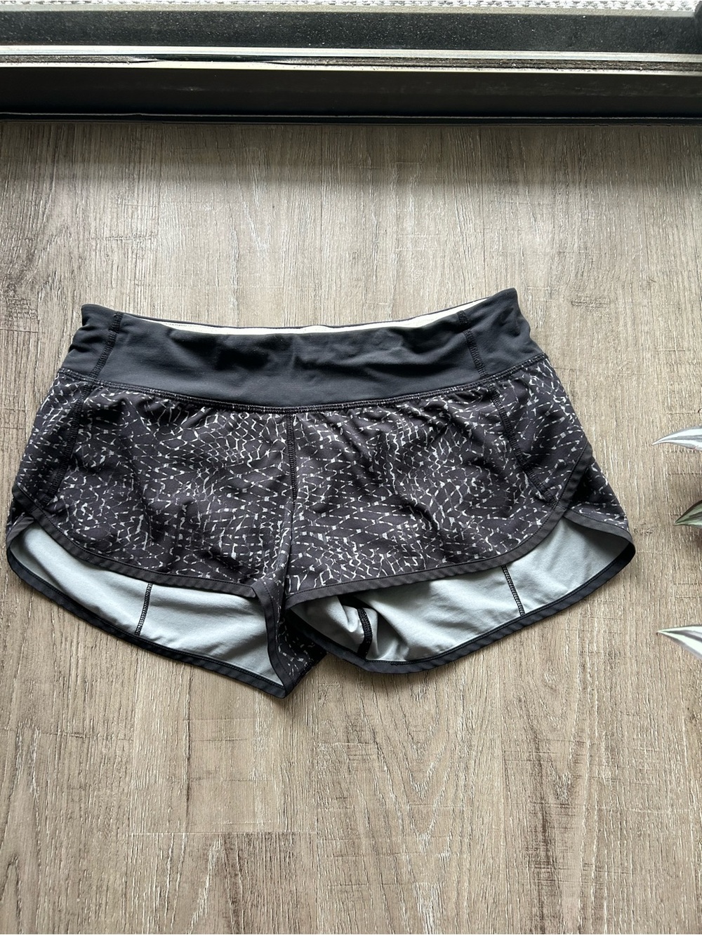 Women’s Lululemon Black Printed Running Shorts - size 6
